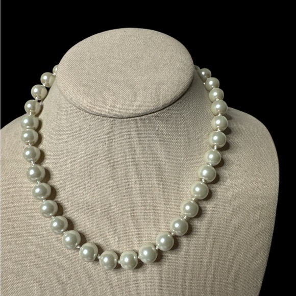 Gorgeous Charming Charlie Faux Pearl Necklace. (F-F) - Picture 2 of 4